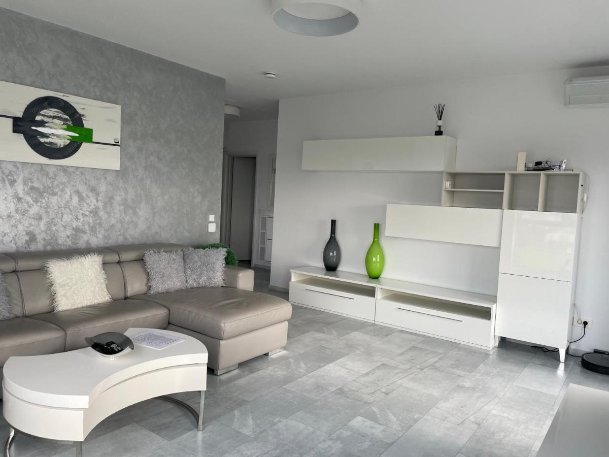 Luxury Westpark 2 Residence With Lake View Bucarest Exterior foto
